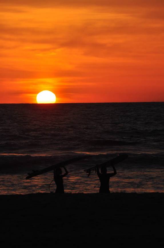 Depois do pôr-do-sol, uma sessão de surf nas águas geladas de Mission Beach, em San Diego, no sul da Califórnia - Estados Unidos